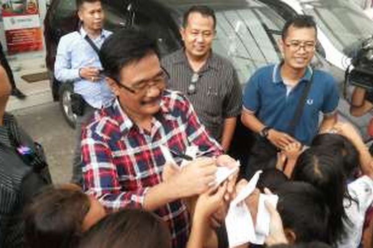 Calon wakil gubernur DKI Jakarta Djarot Saiful Hidayat jadi sasaran rebutan tanda tangan anak-anak saat kunjungan kampanye ke Cempaka Putih Barat, Cempaka Putih, Jakarta Pusat, Selasa (8/11/2016). 