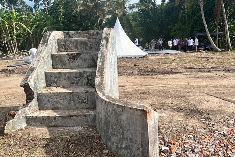 undakan anak tangga Rumoh Geudong, bagian yang tersisa dari bangunan Rumoh Geudong Desa Bili Aron, Kecamatan Geulumpang tiga, Kabupaten pidie, Jelang kedatangan Presiden Joko Widodo.