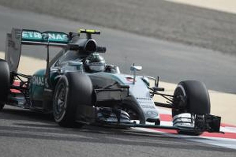 Pebalap Mercedes asal Jerman, Nico Rosberg, memacu mobilnya pada sesi latihan pertama GP Bahrain di Sakhir, Jumat (17/4/2015).