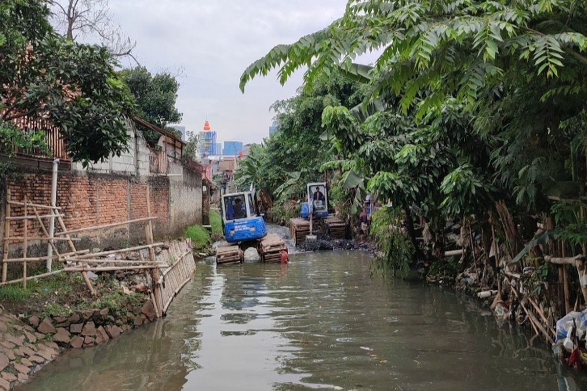 Sebanyak 2 unit alat berat diturunkan untuk mengeruk lumpur Kali Mampang tepat di Jalan Pondok Jaya X, Mampang Prapatan, Jakarta Selatan, Senin (21/2/2022). 