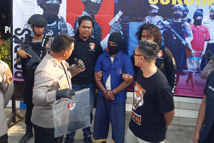 Konferensi pers ungkap kasus dugaan pembunuhan dosen UIN Raden Mas Surakarta, Wahyu Dian Silviani (34) di Mapolsek Gatak, Sukoharjo, Jawa Tengah, Jumat (25/8/2023).