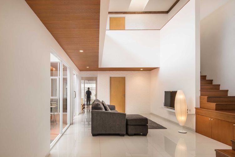 Void untuk pencahayaan alami di koridor tangga rumah minimalis
