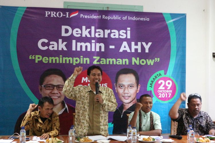 Ketua Nasional Pro-1, Baihaqi Maisin (berdiri) saat mendeklarasikan dukungan kelompoknya kepada Ketua Umum Partai Kebangkitan Bangsa (PKB) Muhaimin Iskandar dan Direktur Eksekutif Yudhoyono Institute, Agus Harimurti Yudhoyono maju Pemilihan Presiden (Pilpres) 2019, di Warung Daun, Jakarta Pusat, Minggu (29/10/2017). 