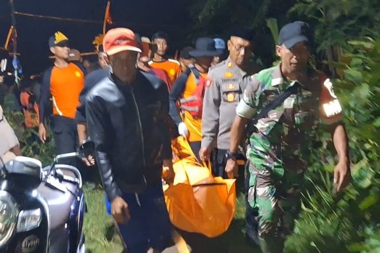 Tim SAR gabungan bersama warga mengevakuasi jenazah pelajar berusia 16 tahun yang tenggelam di Sungai Pemali Brebes, Jawa Tengah, Jumat (12/1/2024) malam. (Dok. Tim SAR)