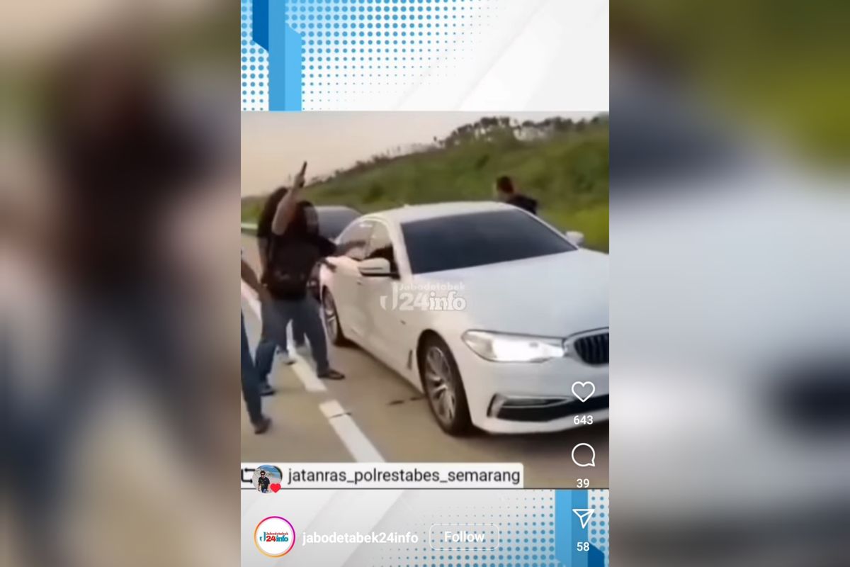 Video viral di media sosial menunjukkan penangkapan seorang pencuri mobil BMW oleh satuan Jatanras Polrestabes Semarang di jalan tol Batang, Jawa Tengah