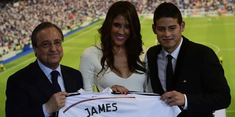 Presiden Real Madrid, Florentino Perez (kiri), striker baru Madrid James Rodriguez (kanan) dan istrinya, Daniela Ospina, berpose saat perkenalan Rodriguez sebagai pemain baru Madrid di Santiago Bernabeu, 22 Juli 2014. 