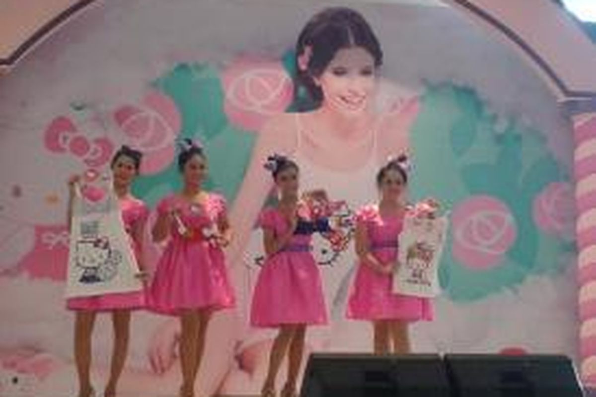 Para model menampilkan koleksi Wacoal Babe Hello Kitty.