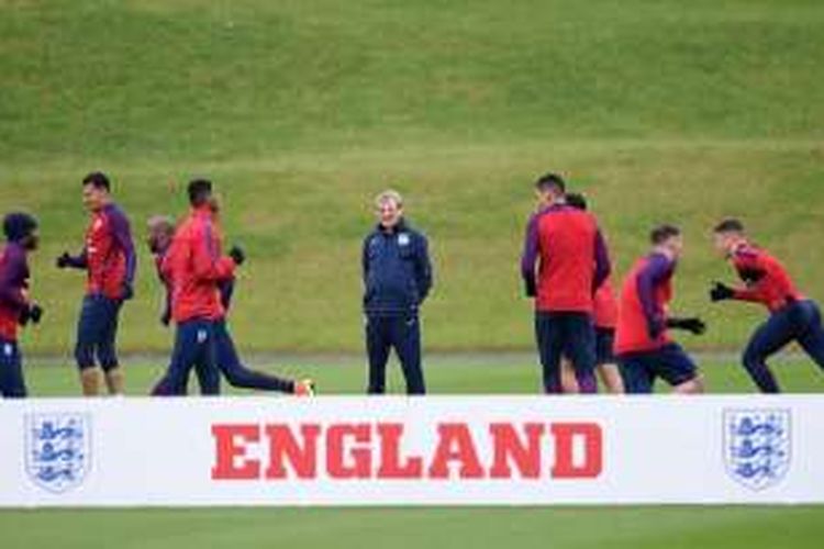 Roy Hodgson memimpin latihan para pemain timnas Inggris di markas latihan Manchester City, Rabu (25/5/2016).