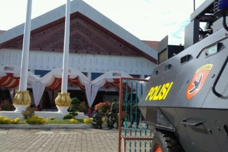 Suasana pengamanan rapat pleno rekapitulasi Pilkada Aceh di Gedung DPRA Aceh, Sabtu (25/2/2017). 