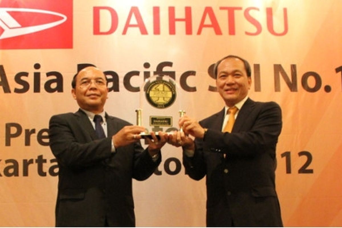 (kiri) Sudirman MR dan Suparno Djasmin menerima penghargaan JD Power.
