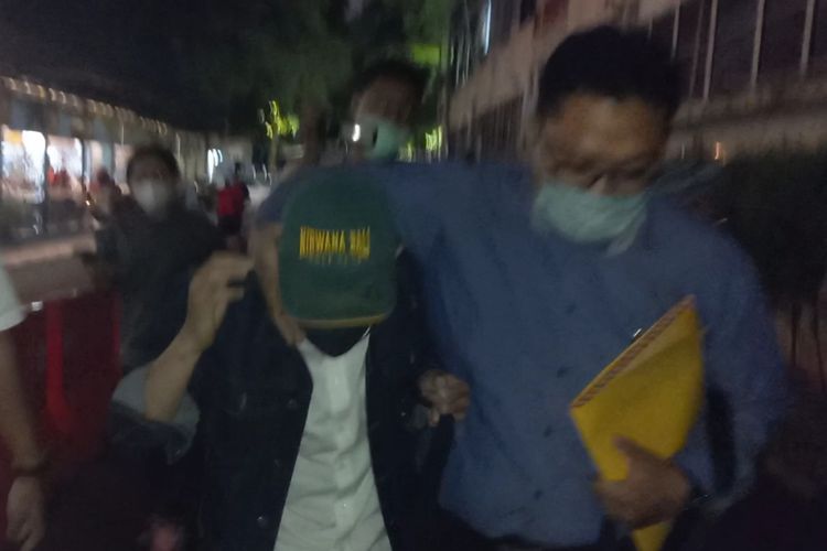(Kiri ke kanan) DRZ, Pemeran Pria dalam video syur Dea OnlyFans bersama Kuasa Hukumnya Abdillah usai menjalani pemeriksaan oleh Subdit Siber Ditreskrimsus Polda Metro Jaya, Jumat (1/4/2022).