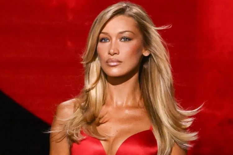 Pulih dari Sakit, Bella Hadid Kembali di Victoria’s Secret Show 2025