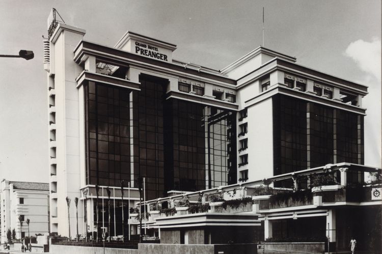 Baik dari depan, maupun dari sisi timur, bangunan Grand Hotel Preanger dengan gaya arsitektur art deco yang dirancang Prof CP Wolff Schoemaker tetap menarik
hingga kini.