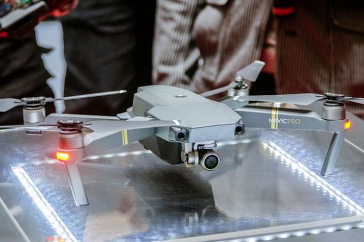 Unit drone DJI Mavic Pro yang dipamerkan dalam acara peluncurannya di Jakarta, Selasa (22/11/2016).