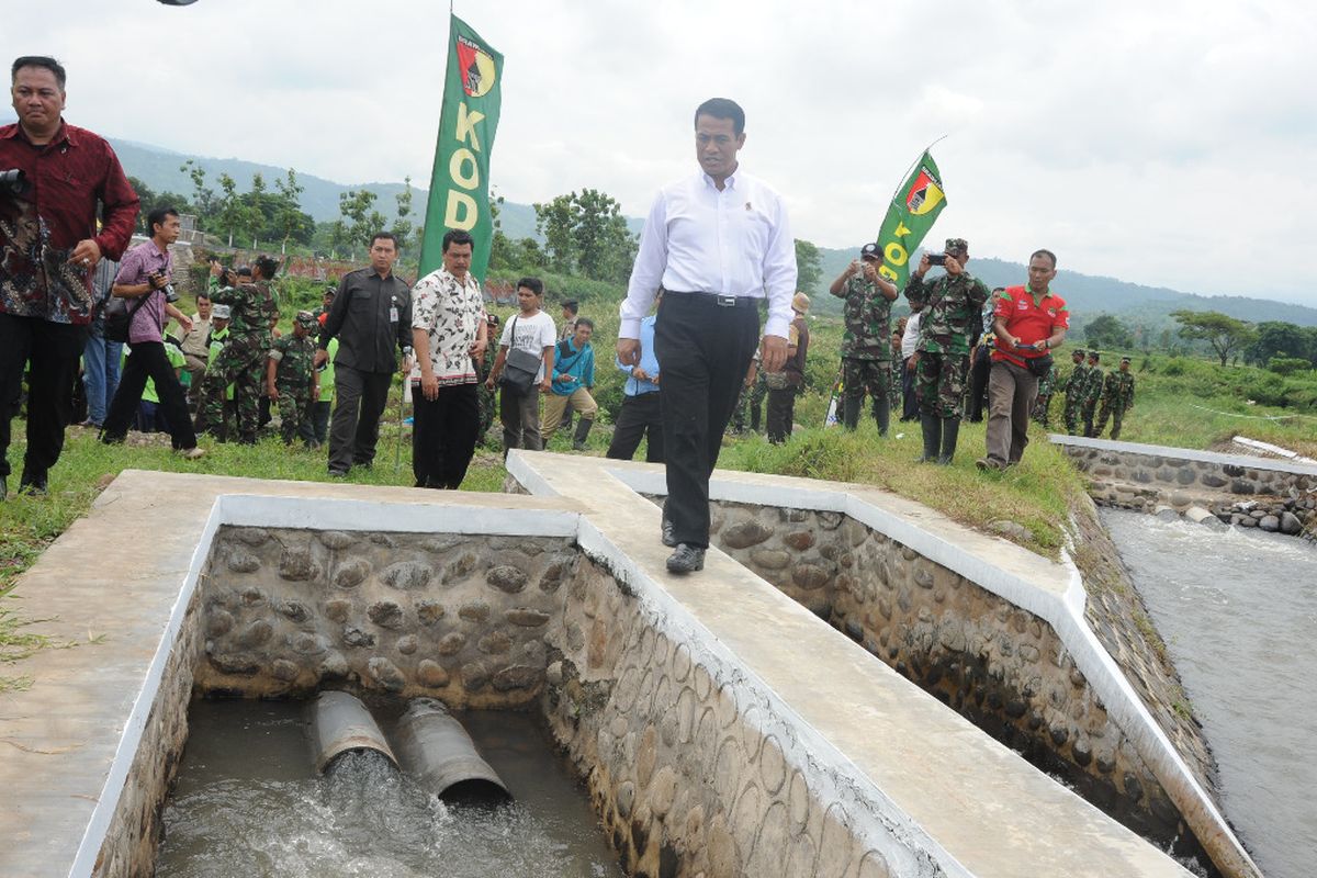 Irigasi air tanah dangkal bisa menjadi solusi lokal untuk daerah yang tidak tercakup dalam sistem irigasi permukaan atau daerah pertanian lahan kering yang hanya bisa melakukan penanaman padi satu kali dalam setahun