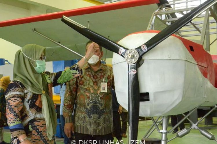 Rektor Unhas Dwia Aries Tina Pulubuhu meninjau kondisi pesawat buatan Haerul yang saat ini masuk tahap uji coba di Gowa, Kamis,(30/12/2021). 