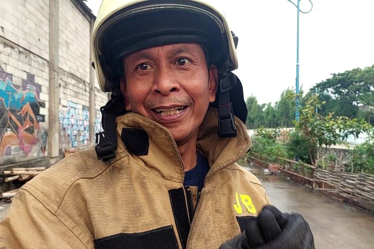 Ketua Pleton C Sektor Tambora Suku Dinas Penanggulangan Kebakaran dan Penyelamatan Jakarta Barat, Dadang Ahmid menceritakan ketika petugas mendapat laporan kebakaran palsu yang terjadi pada Jumat (30/9/2022) malam lalu.