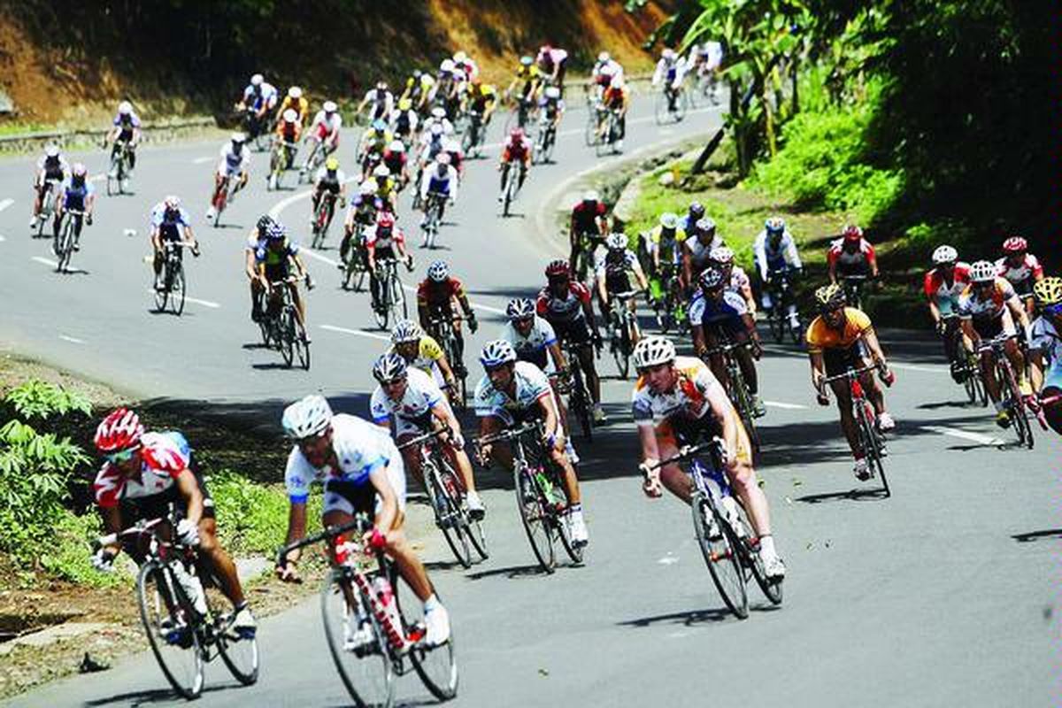 Pebalap sepeda melewati turunan tajam dan berkelok di Nagreg, Jawa Barat, dalam lomba Speedy Tour d'Indonesia 2009, Senin (23/11). Pebalap sepeda dari tim Araya Sidoarjo, Fatahillah Abdullah, menjuarai etape ini.