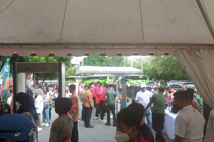 Pihak panitia dan keamanan melakukan pemeriksaan di lokasi pintu masuk upacara penutupan ASEAN Para Games 2022 di Stadion Manahan, Solo, Sabtu (6/8/2022).