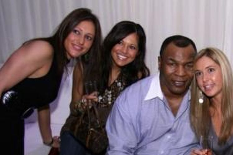 Mike Tyson dan para wanita penggemar