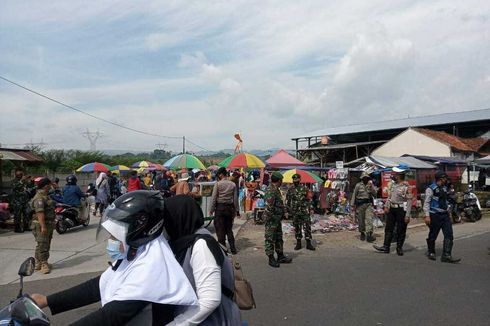 Satpol PP Sumedang Bubarkan Acara Dangdutan dan Pasar Tumpah di Tol Cisumdawu
