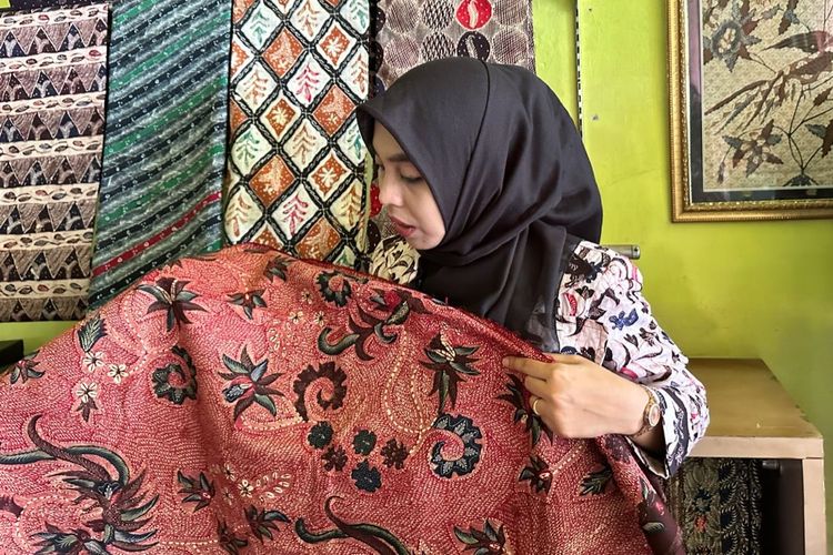 Batik dengan wangi layaknya aromaterapi mungkin belum familiar bagi sebagian masyarakat Indonesia. Produk batik dengan wangi aromaterapi muncul dari sosok pemilik Al-Warits, Warisatul Hasanah (34). Warits, sapaan perempuan lulusan STIE Perbanas Surabaya tersebut membuat inovasi batik aromaterapi untuk memasarkan batik produksi para perajin dari Pulau Madura.