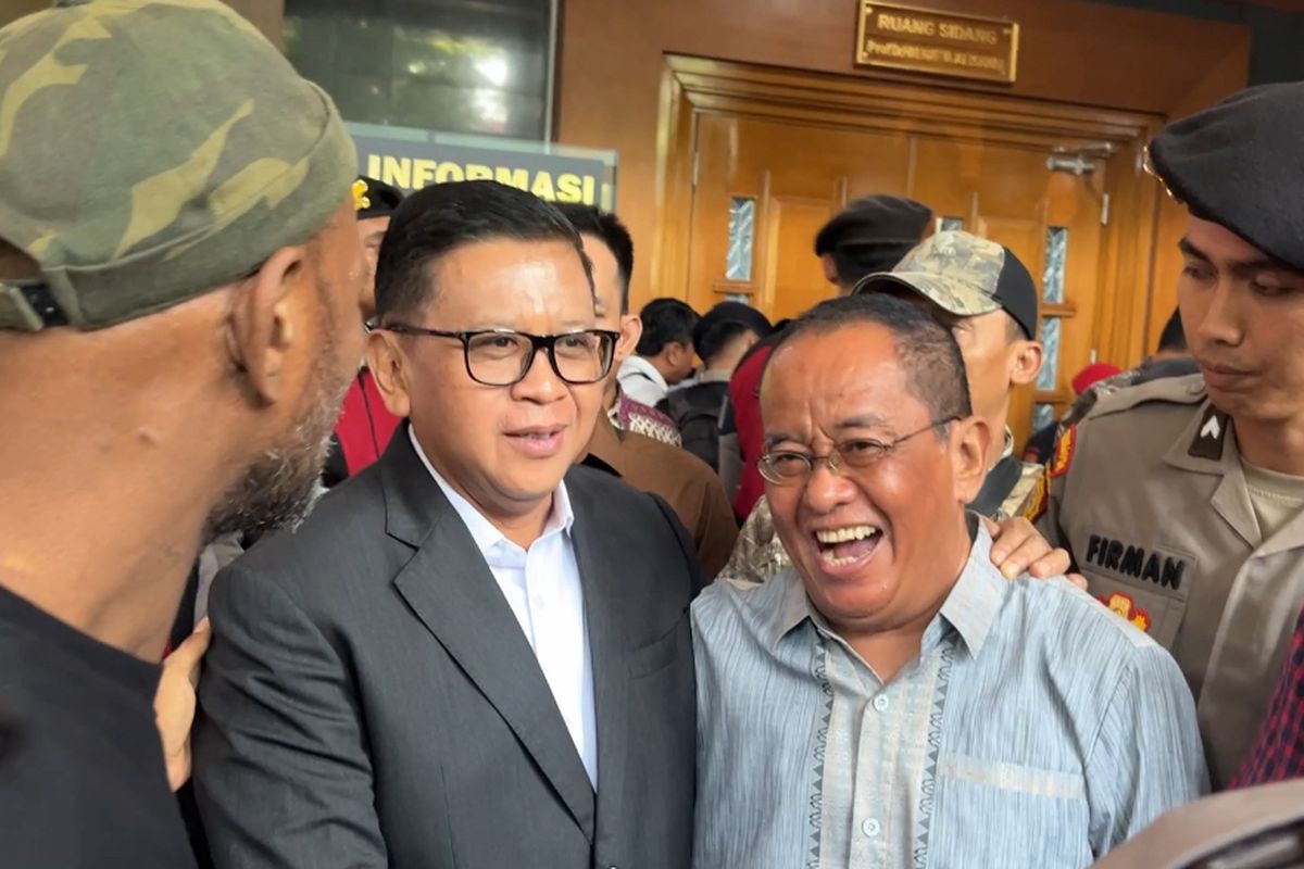 Mantan Sekretaris Kementerian Badan Usaha Milik Negara (BUMN), Muhammad Said Didu bertemu Sekretaris Jenderal (Sekjen) Partai Demokrasi Indonesia Perjuangan (PDI-P) Hasto Kristiyanto di Pengadilan Tindak Pidana Korupsi (Tipikor) pada Pengadilan Negeri (PN) Jakarta Pusat, Kamis (26/6/2025).