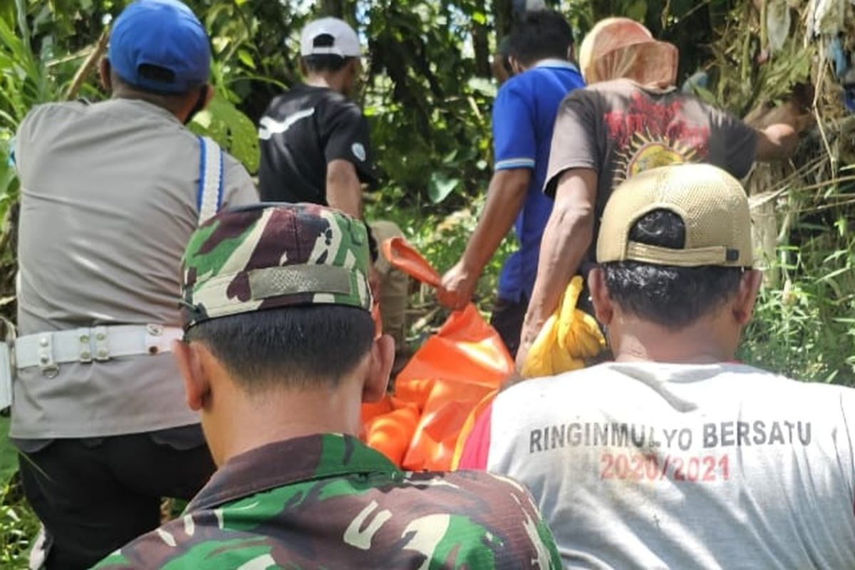 Petugas bersama warga mengevakuasi mayat yang mengapung di sungai Baru Banyuwangi, Jumat (11/4/2025) 