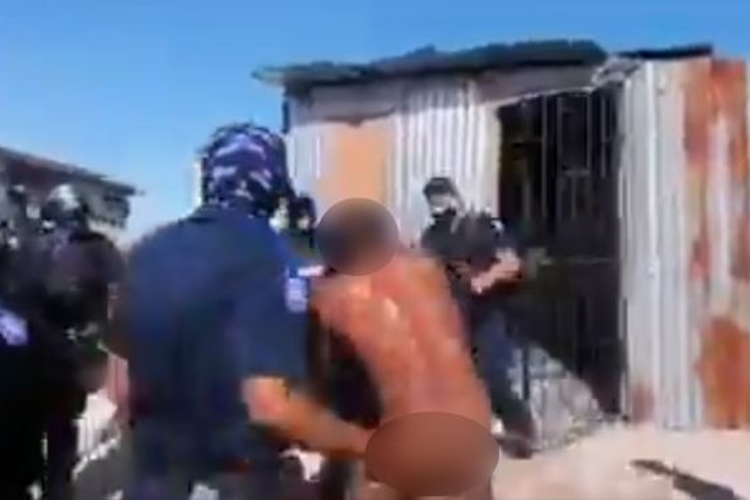 Bulelani Qholani, korban penggusuran rumah di Afrika Selatan yang diseret keluar saat telanjang dan mengaku sedang mandi.