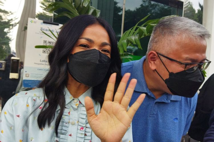 Artis peran Nirina Zubir saat ditemui di Pengadilan Negeri (PN) Jakarta Barat, Selasa (21/6/2022). 