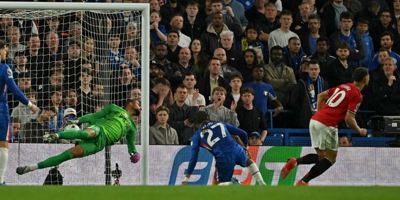 Matheus Cunha (kanan) berselebrasi setelah mencetak gol pembuka dalam pertandingan sepak bola Liga Inggris antara Chelsea vs Manchester United di Stamford Bridge di London pada 18 April 2026. (Foto oleh Glyn KIRK / AFP) 