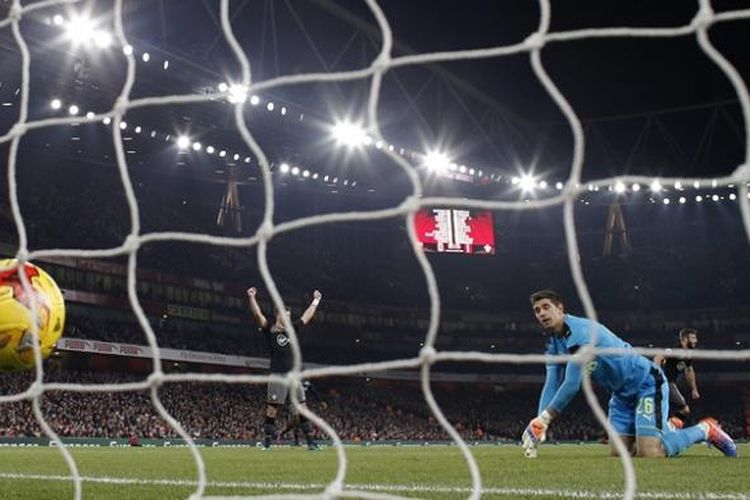 Reaksi kiper Arsenal asal Argentina, Emiliano Martinez, setelah gagal menghalau bola yang dilesakkan bek Southampton asal Inggris, Ryan Bertrand, dalam pertandingan perempat final Piala Liga Inggris di Stadion Emirates, Rabu (30/11/2016).
