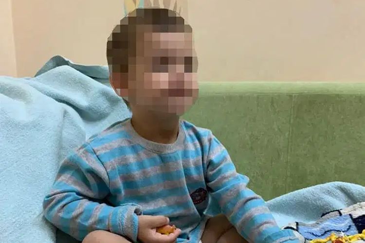 Volodya, bocah 3 tahun yang ditemukan kelaparan dan memakan plastik, akibat dikunci sendirian di apartemen dan ditinggal ibunya mabuk selama 3 hari.