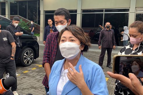 Lihat Istri Indra Bekti Duduk di Depan ICU, Indy Barends: Aku Enggak Punya Kata-kata Selain Pelukan