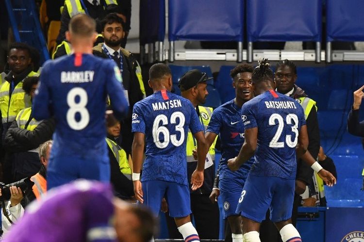 Gelandang Chelsea, Callum Hudson-Odoi, merayakan golnya bersama rekan-rekannya setelah mencetak gol pada pertandingan putaran ketiga Piala Liga Inggris melawan Grimsby Town di Stamford Bridge, Rabu (25/9/2019). 
