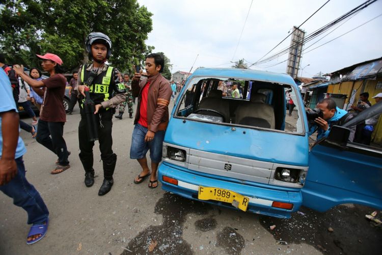 Salah satu angkot hancur dalam kejadian bentrokan antara para sopir angkot dengan pengemudi ojek online di Laladon, Bogor, Jawa Barat, Rabu (22/3/2017).