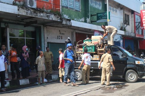 Pertokoan Jompo Jember yang Berpotensi Ambruk Mulai Dikosongkan