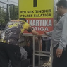 Usai Viral, Polres Salatiga Langsung Bongkar Plang yang Halangi Jalur Tunanetra di Trotoar