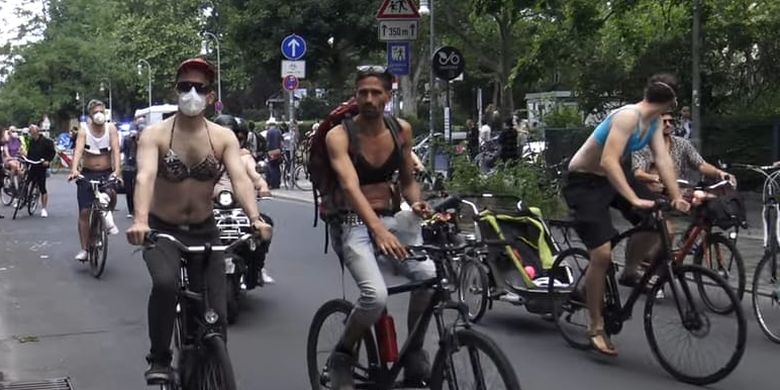 Ratusan Wanita dan Pria Telanjang Dada Turun di Jalanan Berlin Serukan Kesetaraan - Vimarsana News