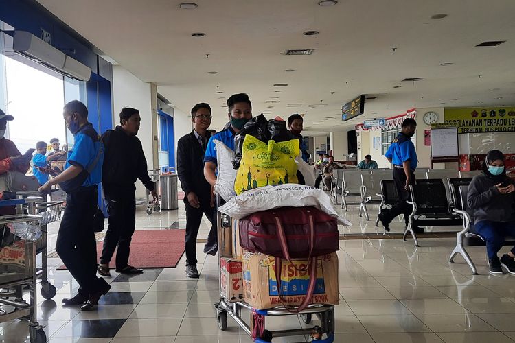 Para pemudik telah tiba di Terminal Terpadu Pulogebang, Jakarta Timur, pada Senin (9/5/2022) siang.