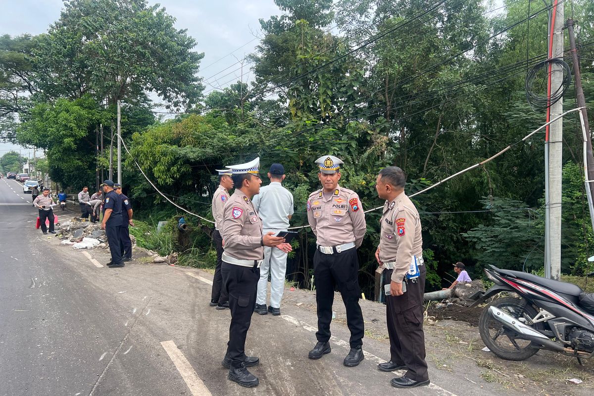 Proses olah TKP di lokasi kecelakaan yang menewaskan empat orang di jalur Pantura arah Probolinggo-Lumajang. 
