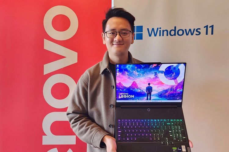 Hendry Lim, Consumer Product Manager - Premium Category Lenovo Indonesia menggenggam Lenovo Legion 9i