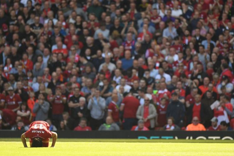 Mohamed Salah bersujud syukur seusai mencetak gol pertama Liverpool ke gawang Brighton & Hove Albion pada pertandingan Premier League di Stadion Anfield, 13 Mei 2018.
