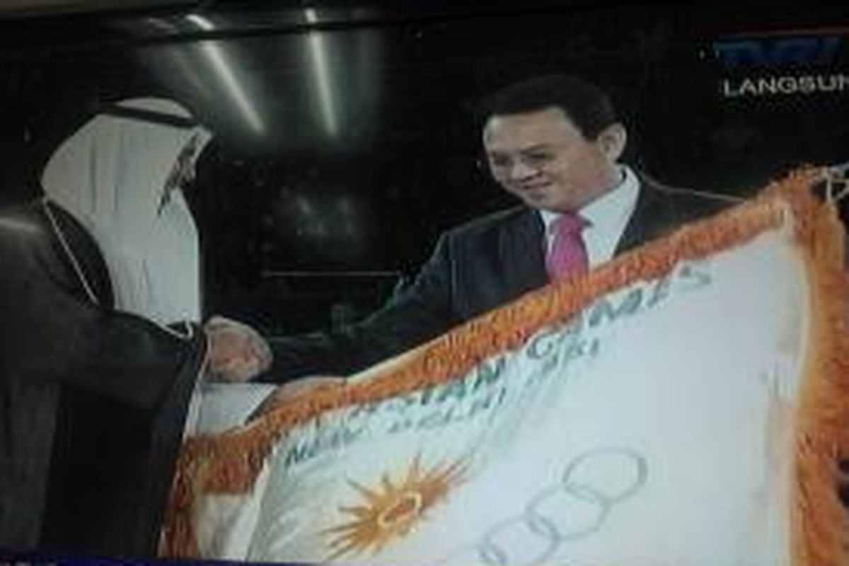 Wakil Gubernur DKI Jakarta Basuki Tjahaja Purnama menerima bendera Asian Games I dari Presiden Dewan Olimpiade Asia (OCA) Sheikh Ahmad Al Fahad Al Sabah, Sabtu (4/10/2014), sebagai bagian dari penutupan Asian Games XVII di Incheon, Korea Selatan. Bendera ini merupakan salah satu simbol yang tuan rumah Asian Games XVIII pada 2018.