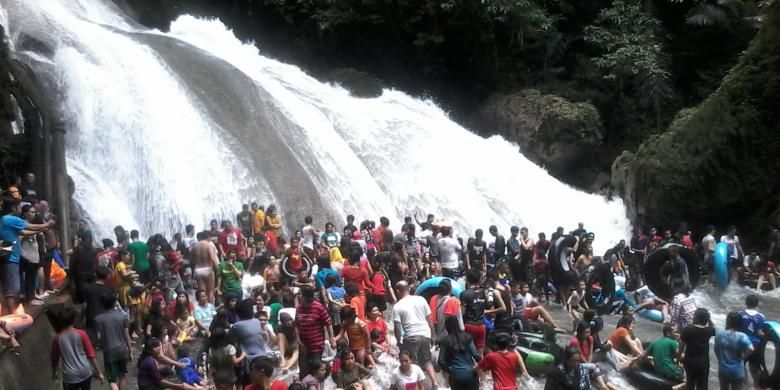Pengunjung Taman Nasional (TN) Bantimurung melakukan terapi air terjun.