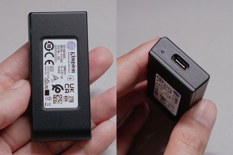 SSD eksternal Kingston XS1000 yang diterima KompasTekno berkapasitas 2 TB. Di bagian belakangnya terdapat konektor USB C dan lampu indikator aktivitas