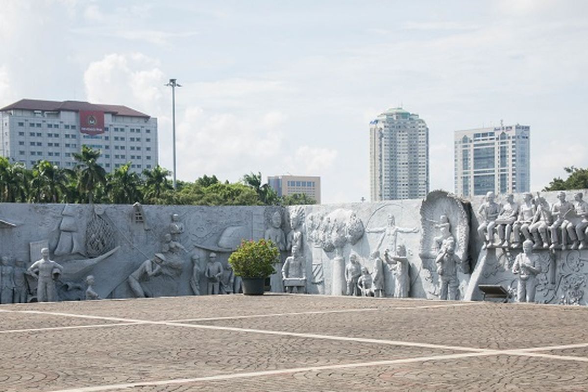 Relief timbul yang terletak di halaman Tugu Monas, Jakarta, Rabu (29/1/2020).