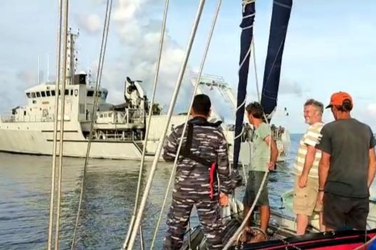 Tiga WNA yang ditemukan TNI Angkatan Laut di Laut Jawa, Rabu (7/12/2022).