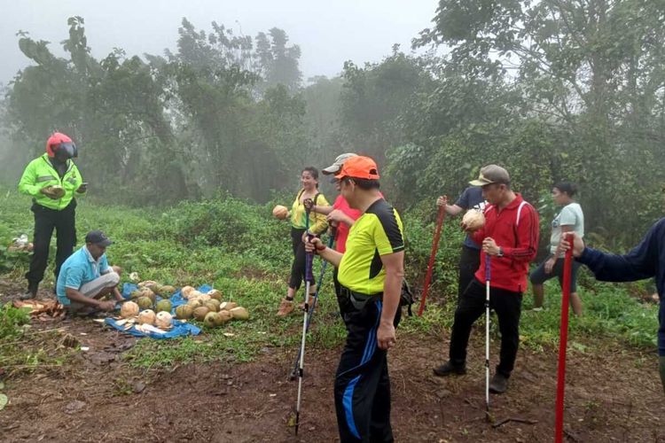 Menteri Dalam Negeri Tito Karnavian melakukan pendakian di  puncak Gunung Siwang di Kecamatan Nusaniwe Ambon, Jumat (24/7/2020), dalam kesempaatan itu Tito ikut menikmati secangkir kopi dan kelapa muda di puncak tersebut