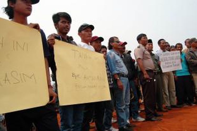 Warga Desa Kedung Waringin, Kecamatan Bojonggede, Kabupaten Bogor, berunjuk   rasa di menuntut ganti rugi atas pembangunan Rumah Susun Sederhana Milik (Rusunami) PT Sari Gaperi, Senin   (26/10/2015). 